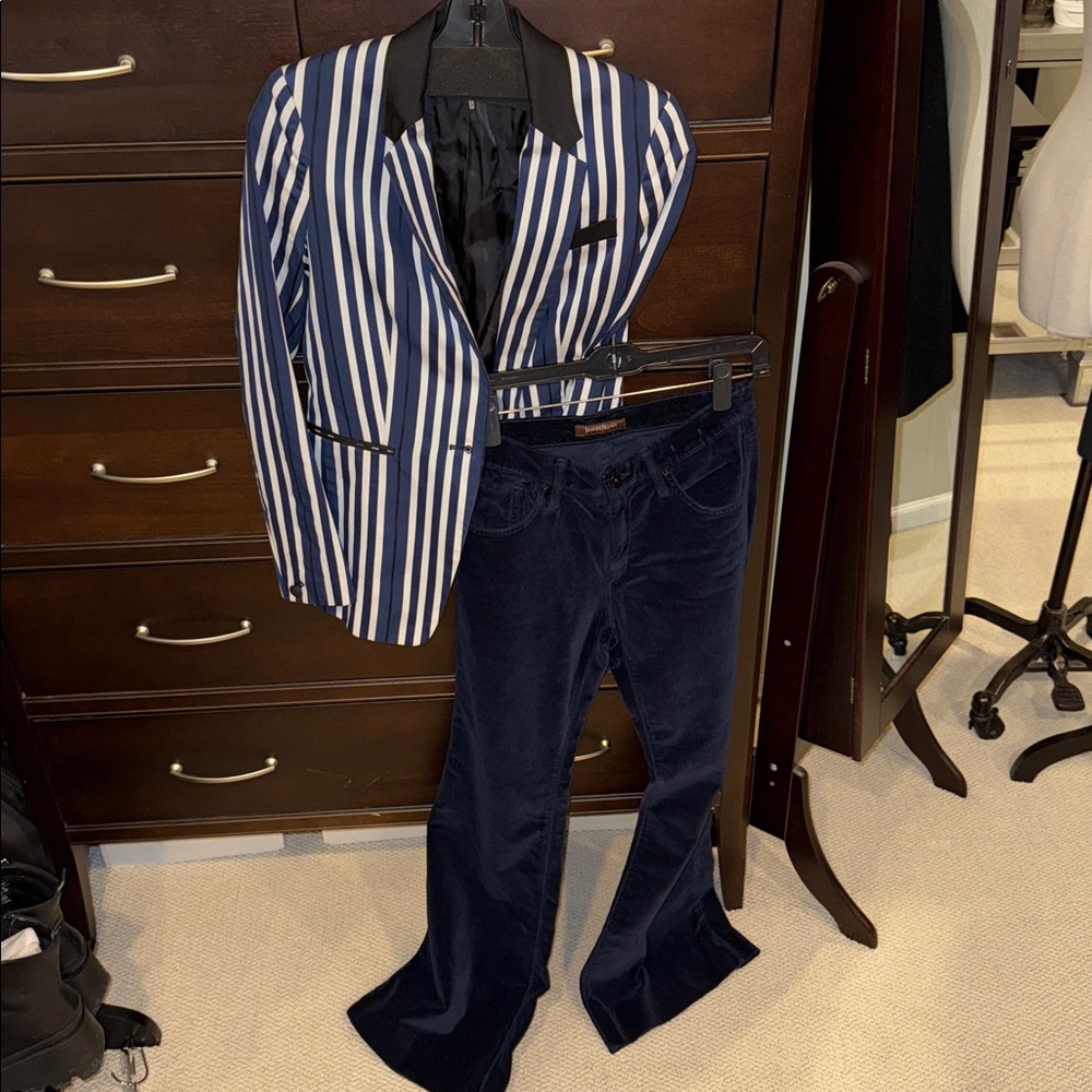 Luxurious stunning velvet flare James Jeans pristine like new! Gorgeous sapphire